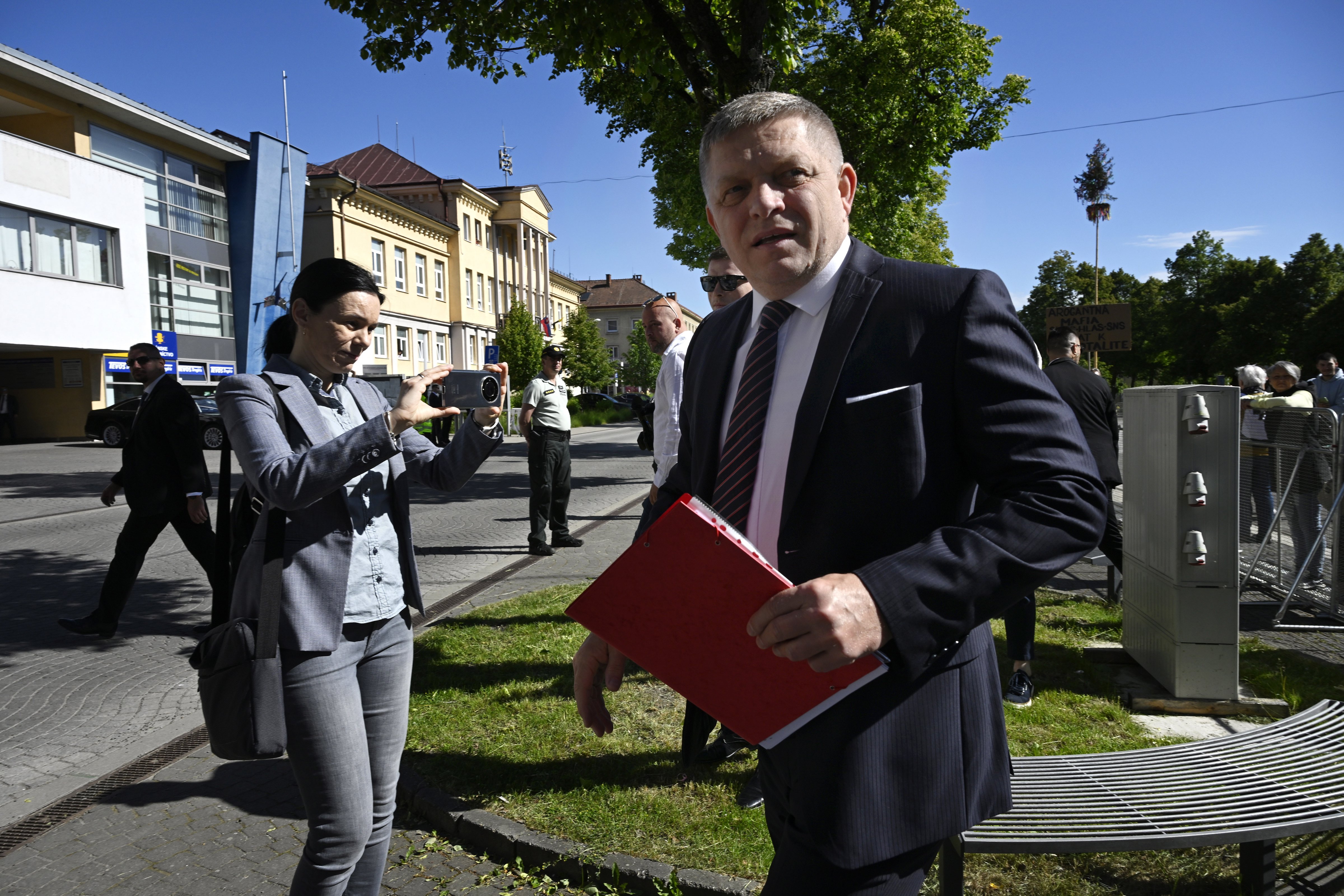 https://salarnews.in/public/uploads/images/newsimages/maannewsimage16052024_154609_robert fico slovak.jpg